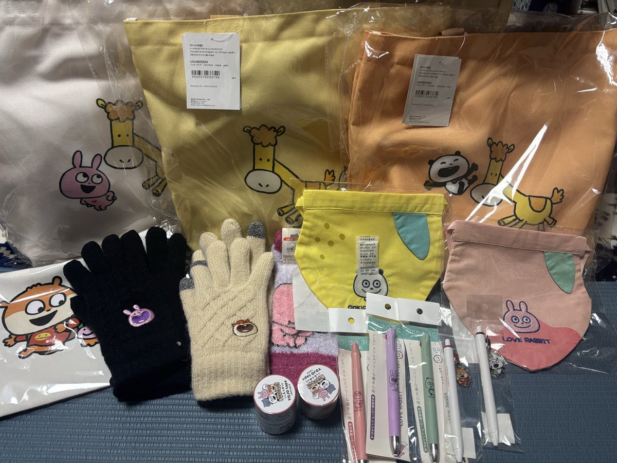 omametsubusan's tweet photo. 明けましておめでとうございます(2回目）

今年も無事にハッピーバッグゲットしてまいりました✊💖

今回もこんなに可愛いの出してくださってありがとうございます✨✨✨

あとはアクスタとロルバーンを少々🍀.*
色紙もビビバス1枚だけ買って冬弥くん来てくれて大吉でした🤲💖

今年も愉快に生きます！ https://t.co/pAhd3gFEXk
