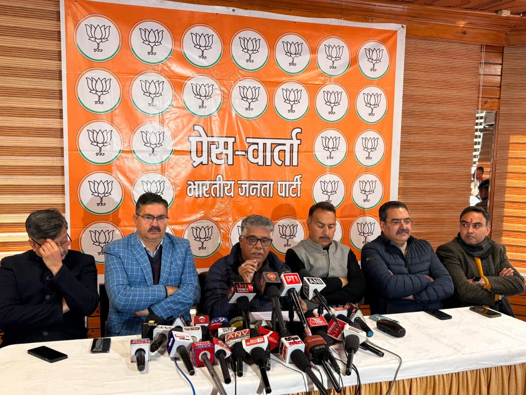 DrRajeevBJP's tweet photo. आज संसदीय क्षेत्र के अन्तर्गत धर्मशाला में हमारी एनडीए सरकार द्वारा हाल ही में लाई गई “वी बी जी राम जी” “विकसित भारत गारंटी फॉर रोजगार एवं आजीविका मिशन (ग्रामीण)” को लेकर आयोजित प्रेस वार्ता को संबोधित किया।

इस महत्वपूर्ण प्रेस वार्ता में प्रदेश प्रवक्ता श्री राकेश शर्मा जी, श्री संजय शर्मा जी व श्री विनय शर्मा जी, प्रदेश मीडिया संयोजक श्री विश्व चक्षु जी तथा जिला अध्यक्ष श्री सचिन शर्मा जी विशेष रूप से उपस्थित रहे।

।। ग्रामीण रोजगार देश की आर्थिक व्यवस्था का आधार है, इसे सुदृढ़ व सशक्त बनाने के लिए हमारी सरकार प्रयत्नशील है।।