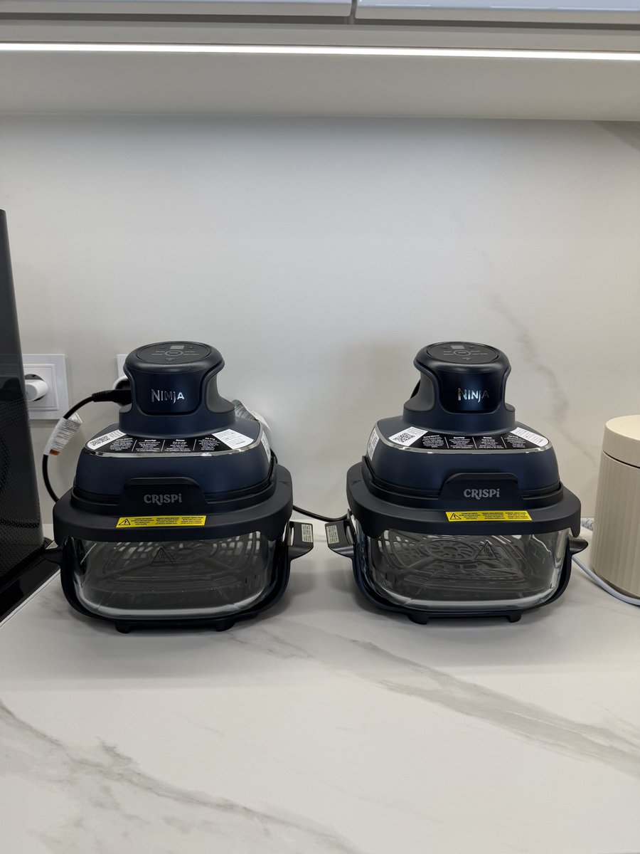 levelsio's tweet image. Guys we have 2 glass airfryers now

Can make 2x 500g 🥩 ribeye at the same time (1kg steak = 250g protein)

Or 1x 500g 🥩 ribeye + 1x 500g 🥦 vegetables

Also rice cooker on right and SodaStream sparkling water maker on left (I press it 6x to get turbo water, 1x is too weak)