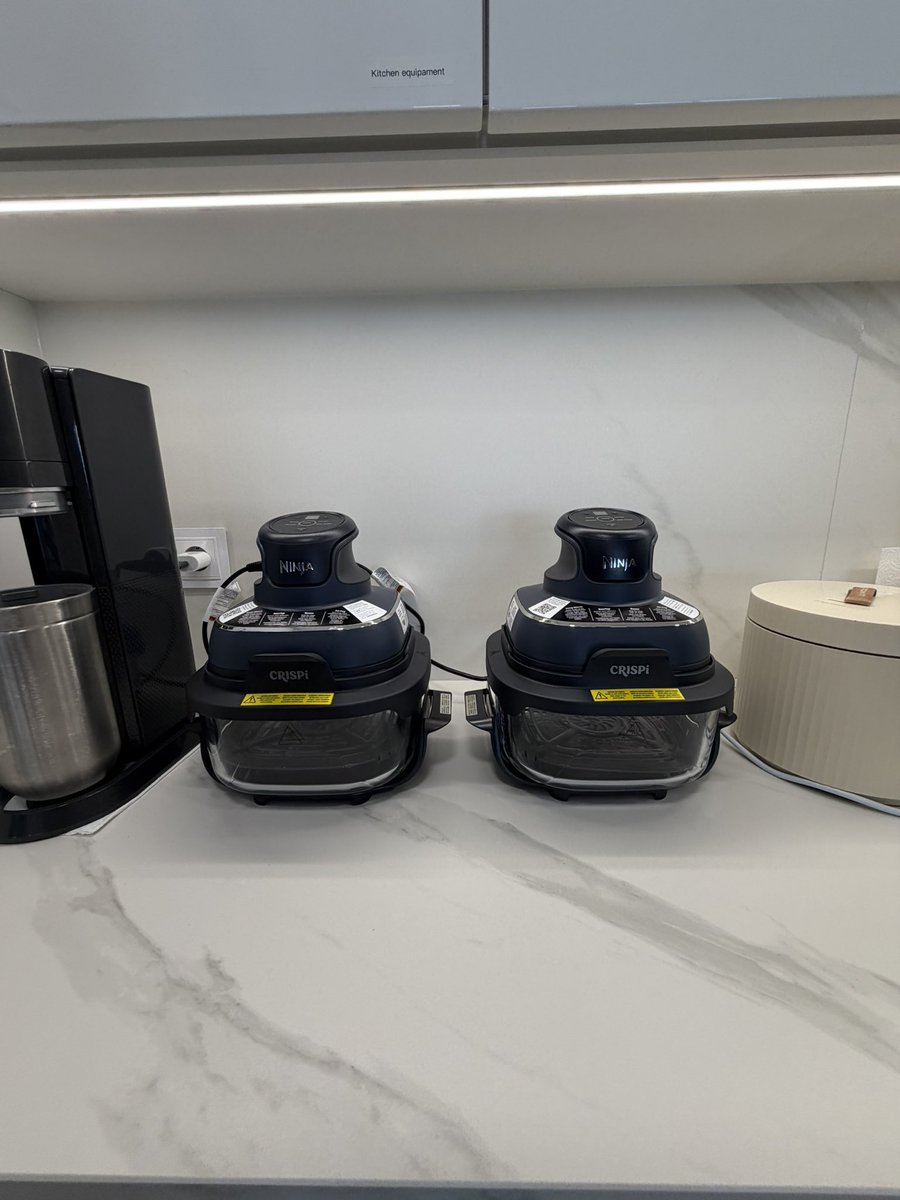 levelsio's tweet image. Guys we have 2 glass airfryers now

Can make 2x 500g 🥩 ribeye at the same time (1kg steak = 250g protein)

Or 1x 500g 🥩 ribeye + 1x 500g 🥦 vegetables

Also rice cooker on right and SodaStream sparkling water maker on left (I press it 6x to get turbo water, 1x is too weak)