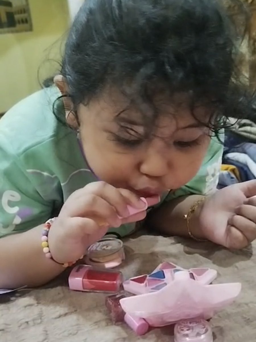 nocturnalcutie's tweet image. thank you purbasari for creating this kids friendly and CUTEEE make-up💕

ngadoin sepupu ku yang lg centil-centilnya, happy bgt dikirimin video tante ku abis unboxing langsung dieksekusi sama dia make-upnya wkwkwk
