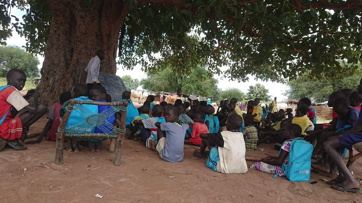 LifeRlc's tweet image. 2.8 million children in South Sudan are out of school, many learning under trees in Northern Bahr el Ghazal. We need collective action to provide safe, conducive learning spaces. Let’s unite for every child’s right to education @unicefssudan @GPforEducation