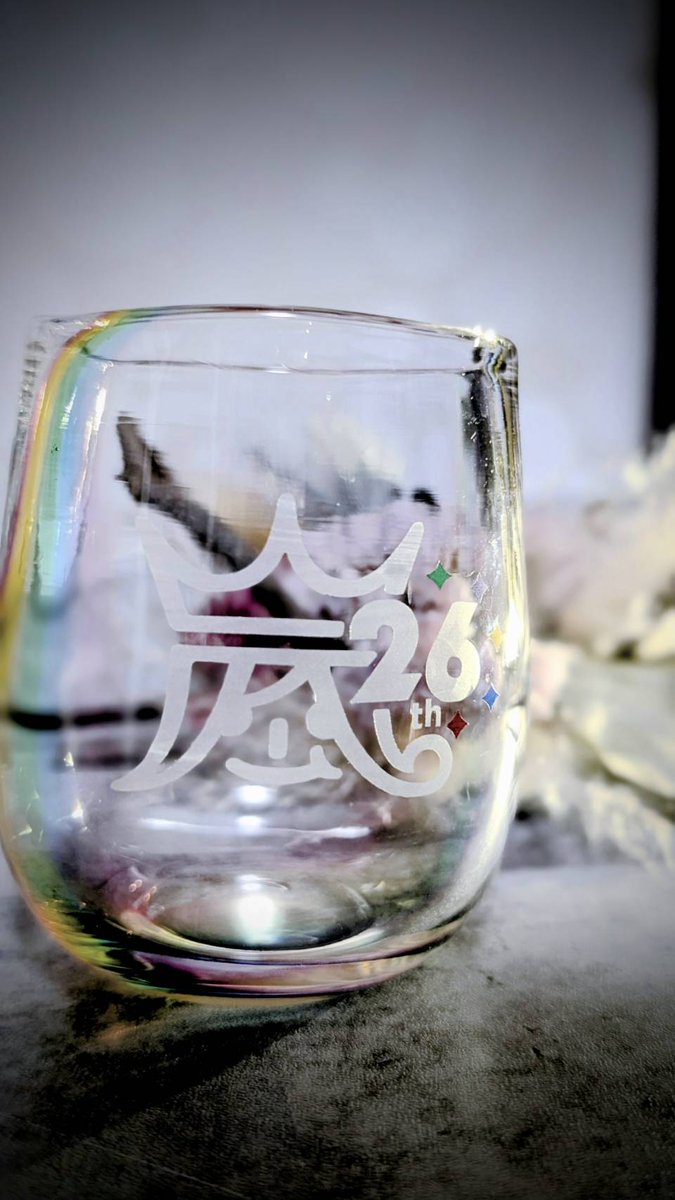 MachuShin1's tweet image. ちなみに吹きガラスは大成功‼️‼️🥰
めちゃくちゃ綺麗♥️昨日の写真だと嵐マークはゴールドっぽかったけどガラス用だから焼く前の色は違うのがいっぱい🤣今回はグラスの虹の様に透明感が欲しくてサテン風にしてみた。25周年の所を26に変えて。虹の色とも相まってお気に入り⤴️⤴️