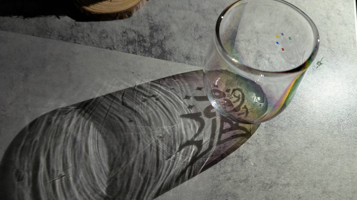 MachuShin1's tweet image. ちなみに吹きガラスは大成功‼️‼️🥰
めちゃくちゃ綺麗♥️昨日の写真だと嵐マークはゴールドっぽかったけどガラス用だから焼く前の色は違うのがいっぱい🤣今回はグラスの虹の様に透明感が欲しくてサテン風にしてみた。25周年の所を26に変えて。虹の色とも相まってお気に入り⤴️⤴️