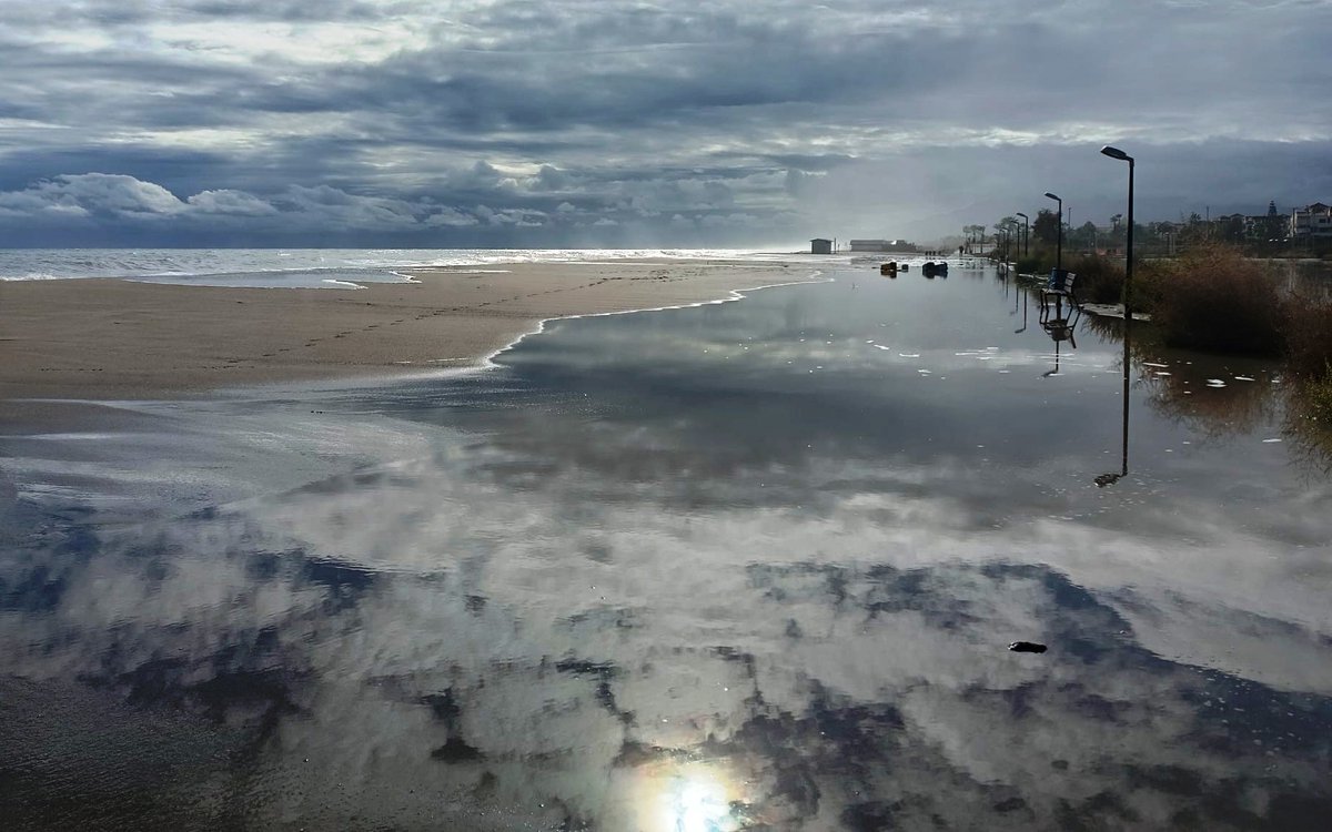 Comenzamos 2026 con un gran temporal que muestra la necesidad de que las tres administraciones se impliquen para evitar:

🏖️ La desaparición de la playa: <a href="/mitecogob/">Transición Ecológica y Reto Demográfico</a>. 

♒️ La inundación de calles: Ayuntamiento de Vera.

⛈️ Fenómenos meteorológicos extremos: <a href="/AndaluciaJunta/">Junta de Andalucía</a>.