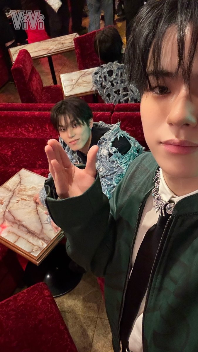 vivi_magazine's tweet image. 📷#びびレポbyTREASURE

#TREASURE メンバーによる撮影現場レポート＝びびレポ。
本日は #YOONJAEHYUK さんからスタート！ #PARKJEONGWOO さんのお顔をぷにっと包んで撮ってくれました🙈

5人の永久保存版ばちイケカットはチェックしてくれた？ViVi2/3月号の感想も待ってるよー📣

@yg_treasure_jp