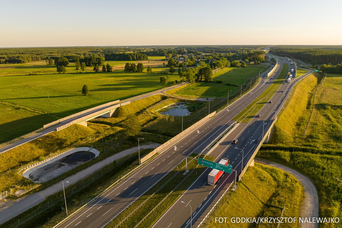 🛣️ Pamiętacie, jak wyglądała sieć dróg szybkiego ruchu w kwietniu 2002 r., gdy utworzono #GDDKiA❓

Liczyła nieco ponad 630 km, z czego 108 km to koncesyjne odcinki autostrad. Dziś 𝐣𝐞𝐬𝐭 𝐛𝐥𝐢𝐬𝐤𝐨 𝐝𝐳𝐢𝐞𝐰𝐢𝐞̨𝐜𝐢𝐨𝐤𝐫𝐨𝐭𝐧𝐢𝐞 𝐝ł𝐮𝐳̇𝐬𝐳𝐚 i liczy 5⃣4⃣6⃣5⃣,7⃣ km (w
