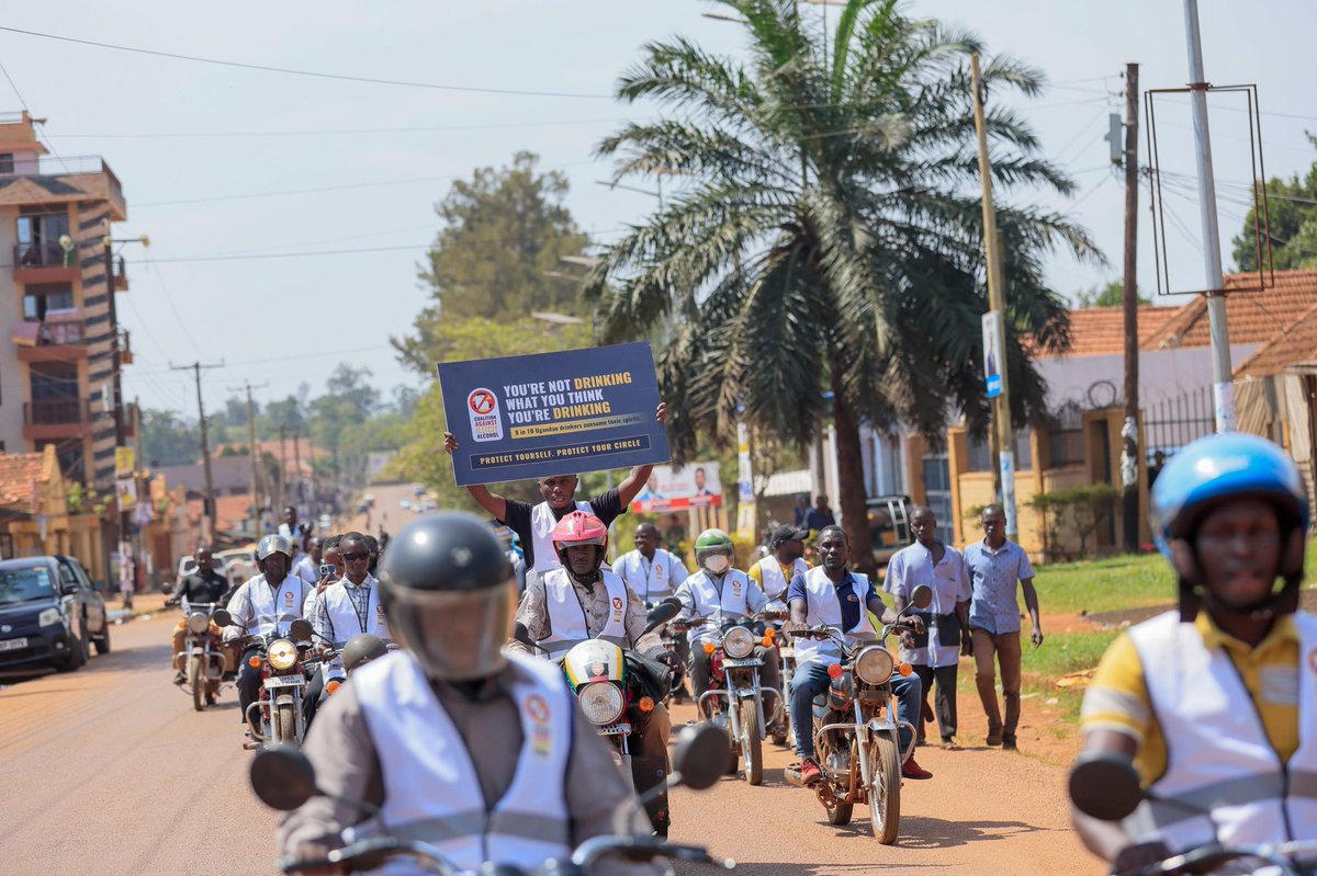 GyozlynB's tweet image. The Coalition Against Illicit Alcohol Uganda Chapter is on  ground in  Jinja today educating communities about the risks.
Illicit alcohol makes up 65% of Uganda's drinks. Know what you're consuming!.
#ProtectYourself #ProtectYourCircle .