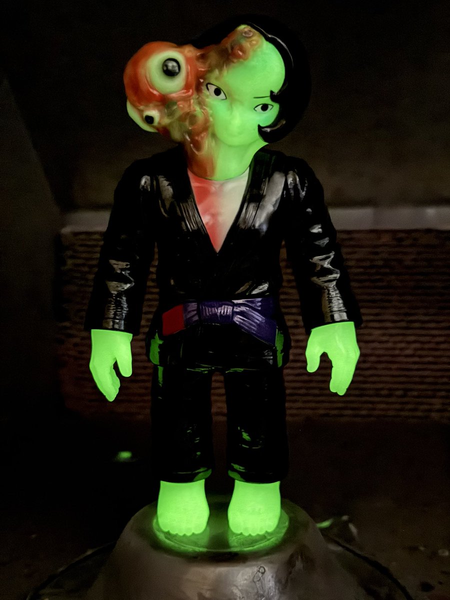 スーパーフェスティバル販売商品は赤蓄光のろくろ首。入れ墨いりの姉御