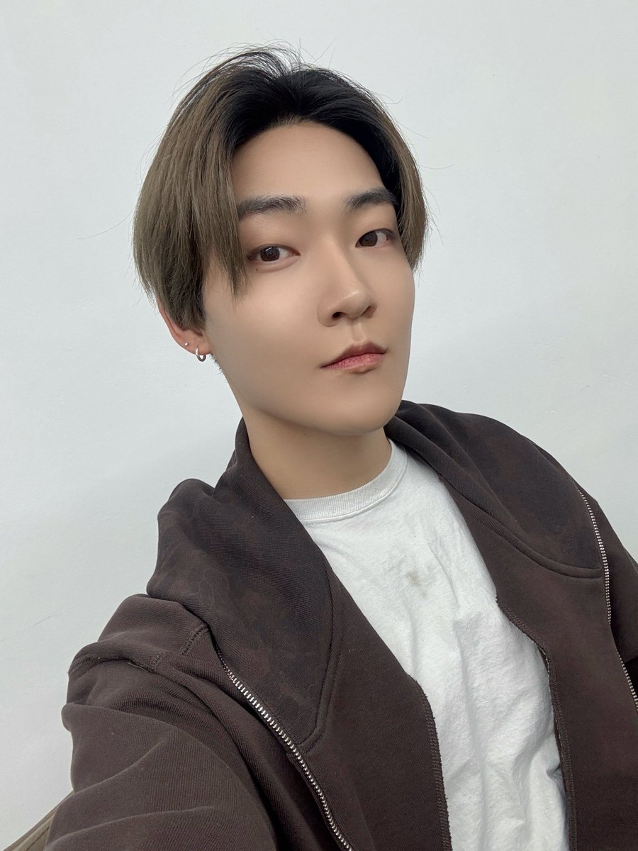 THEBOYZ_officl's tweet image. [📸] 케빈 The 10th Mini Album [a;effect] 영상 통화 사인회 완료️📱 오랜만에 더비랑 같이 도란도란 얘기를 나눌 수 있어 행복했던 시간🫧

#THEBOYZ #더보이즈
#KEVIN #케빈
#aeffect #Stylish