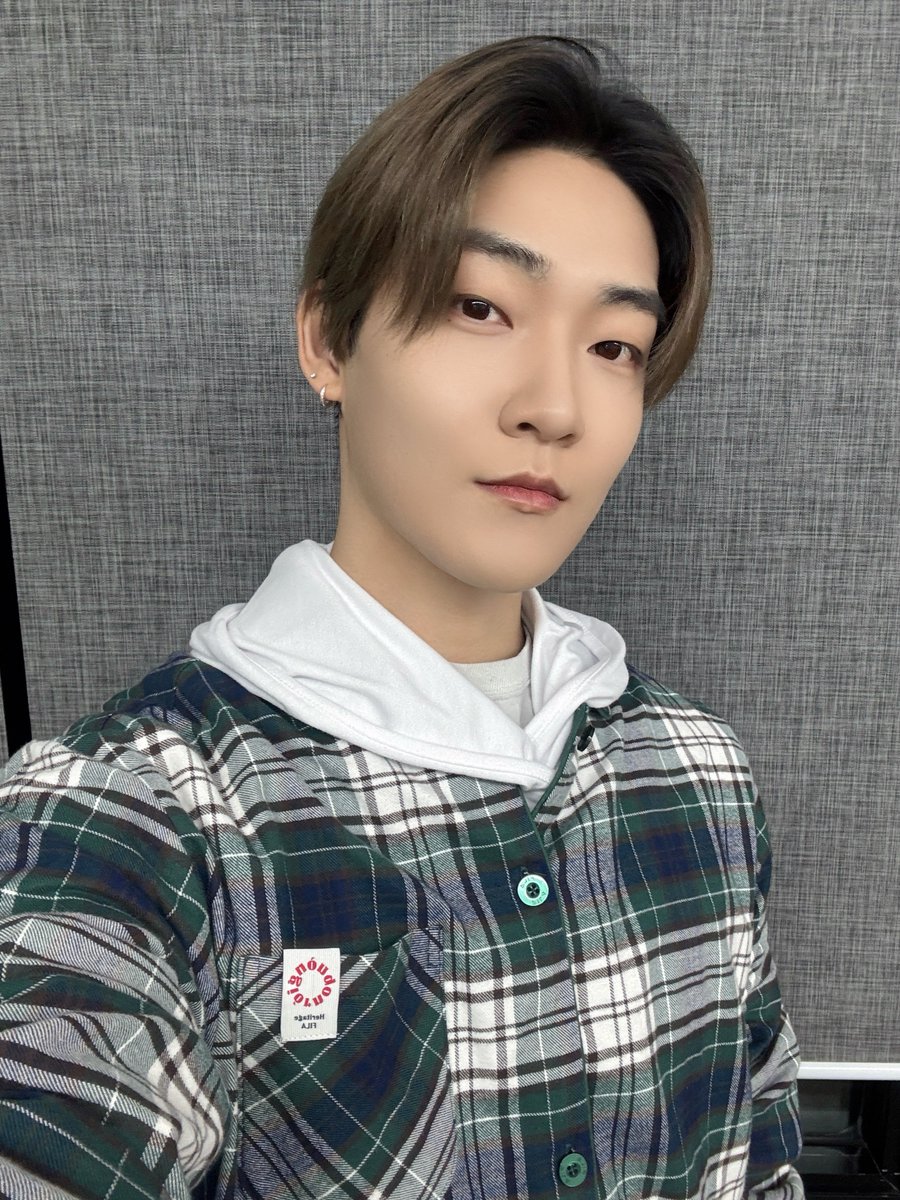 THEBOYZ_officl's tweet image. [📸] 케빈 The 10th Mini Album [a;effect] 영상 통화 사인회 완료️📱 오랜만에 더비랑 같이 도란도란 얘기를 나눌 수 있어 행복했던 시간🫧

#THEBOYZ #더보이즈
#KEVIN #케빈
#aeffect #Stylish