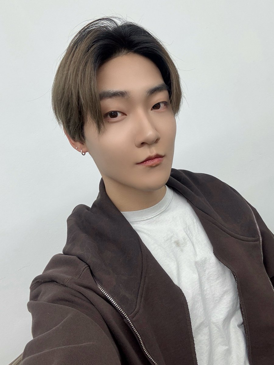 THEBOYZ_officl's tweet image. [📸] 케빈 The 10th Mini Album [a;effect] 영상 통화 사인회 완료️📱 오랜만에 더비랑 같이 도란도란 얘기를 나눌 수 있어 행복했던 시간🫧

#THEBOYZ #더보이즈
#KEVIN #케빈
#aeffect #Stylish