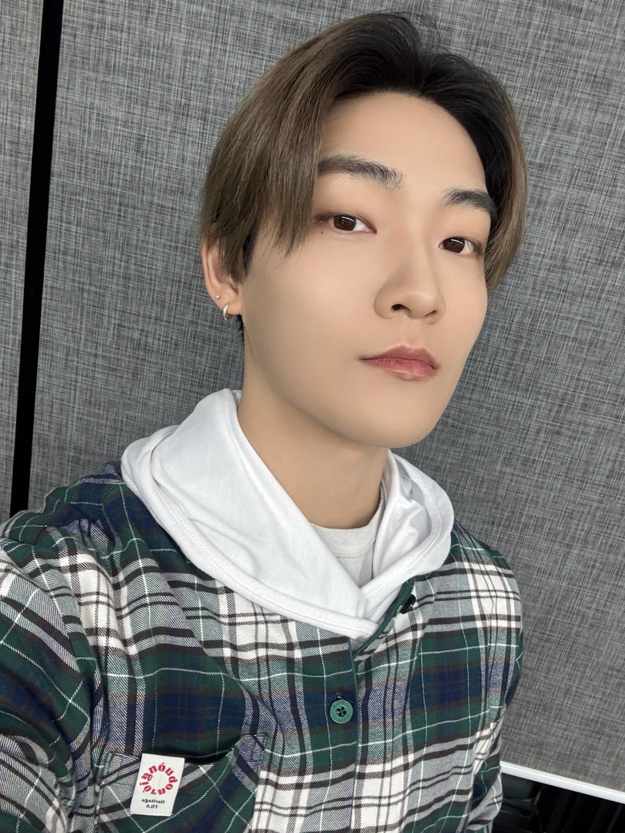 THEBOYZ_officl's tweet image. [📸] 케빈 The 10th Mini Album [a;effect] 영상 통화 사인회 완료️📱 오랜만에 더비랑 같이 도란도란 얘기를 나눌 수 있어 행복했던 시간🫧

#THEBOYZ #더보이즈
#KEVIN #케빈
#aeffect #Stylish