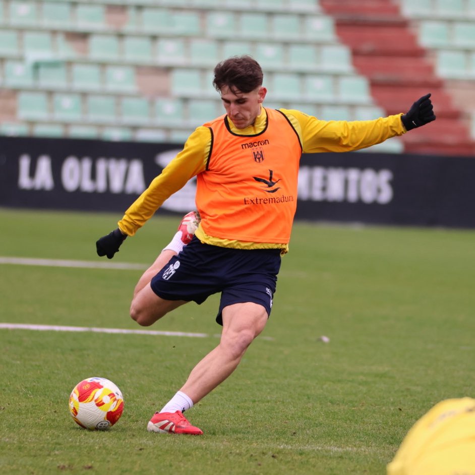 Merida_AD's tweet photo. ✅⚽️ @viictorcorral vuelve a entrenar con el grupo 👏🏻

🫡 ¡Vamos, romano! https://t.co/chlfP9MHl3