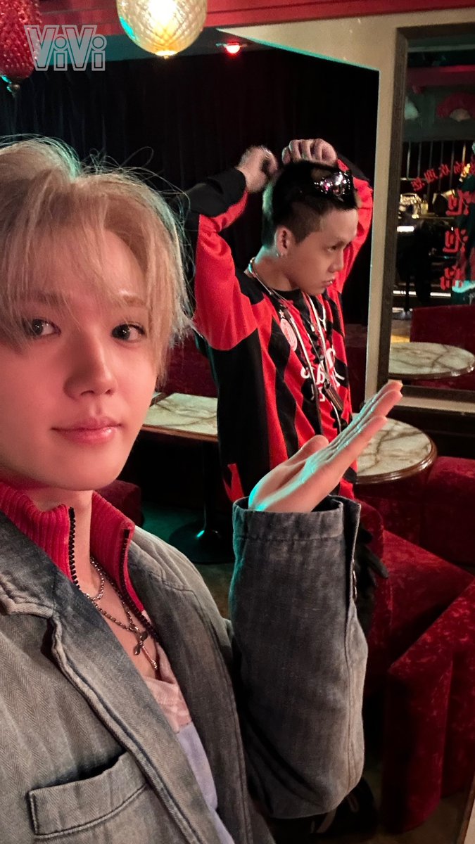 vivi_magazine's tweet image. 📷#びびレポbyTREASURE

#TREASURE メンバーによるびびレポ後半戦！
#DOYOUNG さんは、撮影準備中のかっこいい #CHOIHYUNSUK 兄さんをパシャリ。こんなきゅるきゅるおめめは反則でしょ🥺

私服もミックスして作ってくれた、#CHOIHYUNSUK さんの唯一無二のスタイリングにも注目です❤️‍🔥

@yg_treasure_jp