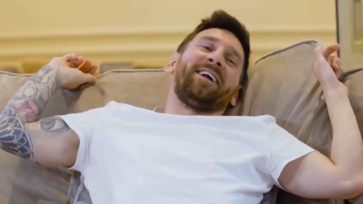 _BeFootball's tweet image. Lionel Messi 🇦🇷 reconnaît être « 𝗱𝗶𝗳𝗳𝗲́𝗿𝗲𝗻𝘁 » :

« 𝗟𝗮 𝘃𝗲́𝗿𝗶𝘁𝗲́ 𝗲𝘀𝘁 𝗾𝘂𝗲 𝗷𝗲 𝘀𝘂𝗶𝘀 𝗽𝗹𝘂𝘀 𝗯𝗶𝘇𝗮𝗿𝗿𝗲 𝗾𝘂𝗲 𝗱𝗲 𝗹𝗮 𝗺𝗲𝗿𝗱𝗲.

J’aime être seul, j’aime être seul. Avec les trois garçons qui courent partout, ça finit par me saturer et j’aime mon…