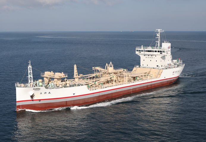 若宮汽船株式会社
弊社は石灰石専用船1隻、セメント専用船2隻、RORO船1隻の合計4隻と管理は別会社に委託している電気推進のセメント専用船1隻の計5隻を所有しています。bridge-mile.com/20240107