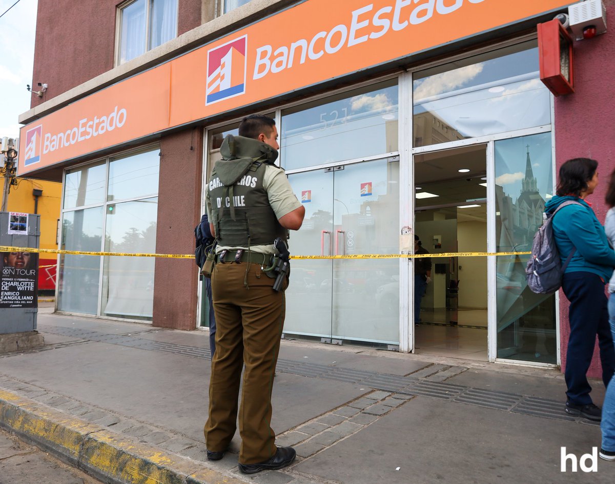 FOTOS: Robo frustrado a la sucursal de Banco Estado en avenida Argentina de #Valparaíso este jueves a pocos metros del Congreso.