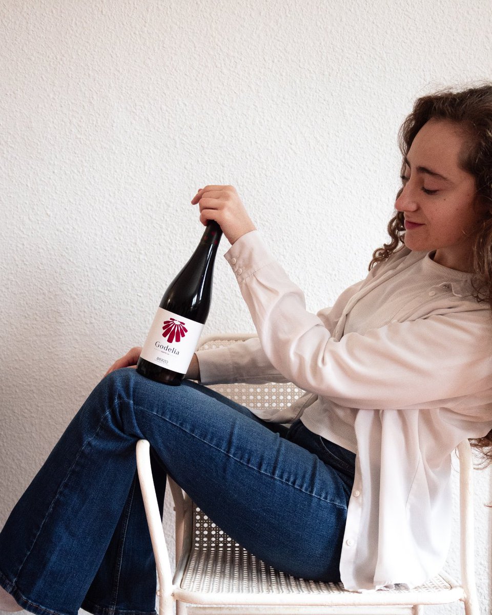 Un tinto directo, floral y con fondo mineral. Funciona con tapas, brasa o pizza; no necesita manual, se puede beber solo o en compañía. Esto es Bierzo.

Godelia Mencía. Cómpralo en nuestra web.
🌱 godelia.es/producto/godel…