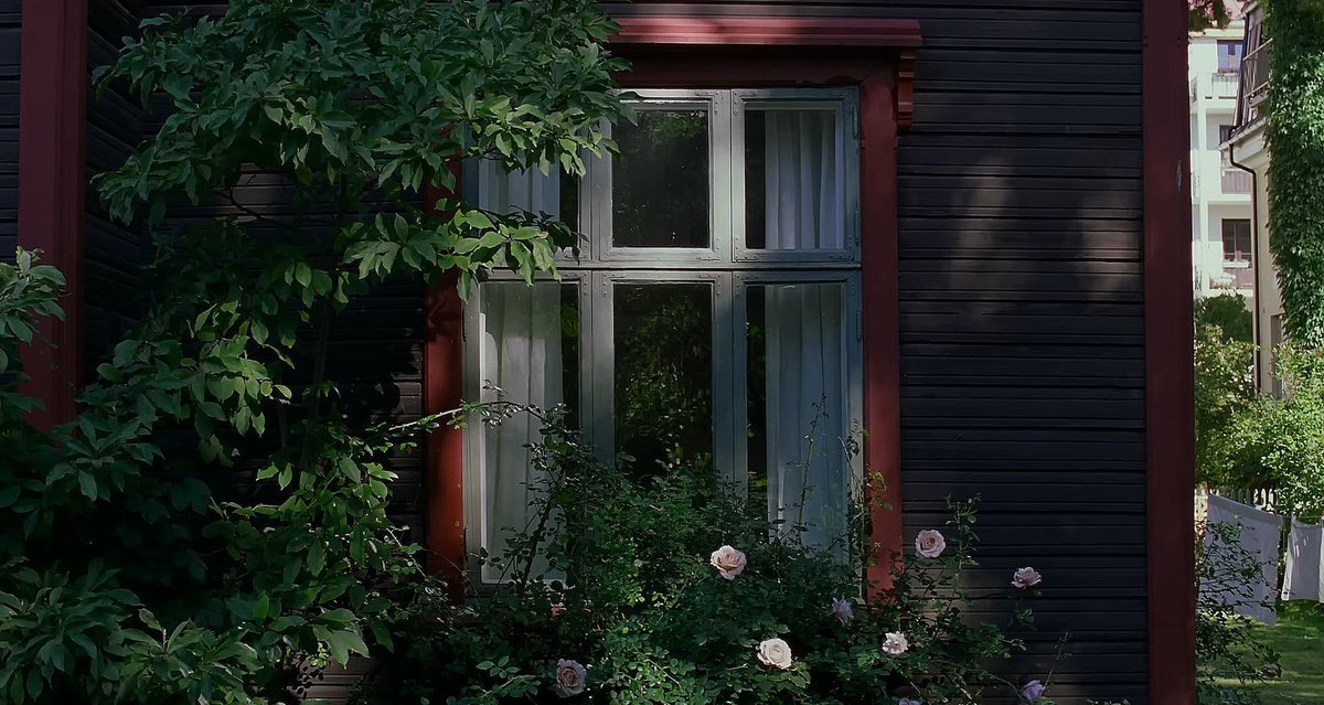 screenscaps's tweet image. sentimental value (2025) dir. joachim trier