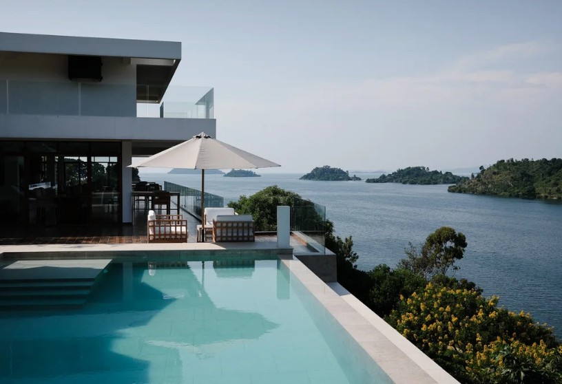 KarongiDistr's tweet image. Dukomeje urugendo rwo kwihera amaso Hoteli zubatse mu Karere ka #Karongi; #UMUROBYI LODGE, iri mu Kagari ka Kibuye, muri Nyabidahe, ku nkengero z’ikiyaga cya Kivu. Ni ahantu heza hakunze kuruhukira imiryango n'abanyamahanga kubera imiterere yaho. Wasura: umurobyi-lodge.com