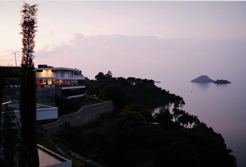 KarongiDistr's tweet image. Dukomeje urugendo rwo kwihera amaso Hoteli zubatse mu Karere ka #Karongi; #UMUROBYI LODGE, iri mu Kagari ka Kibuye, muri Nyabidahe, ku nkengero z’ikiyaga cya Kivu. Ni ahantu heza hakunze kuruhukira imiryango n'abanyamahanga kubera imiterere yaho. Wasura: umurobyi-lodge.com