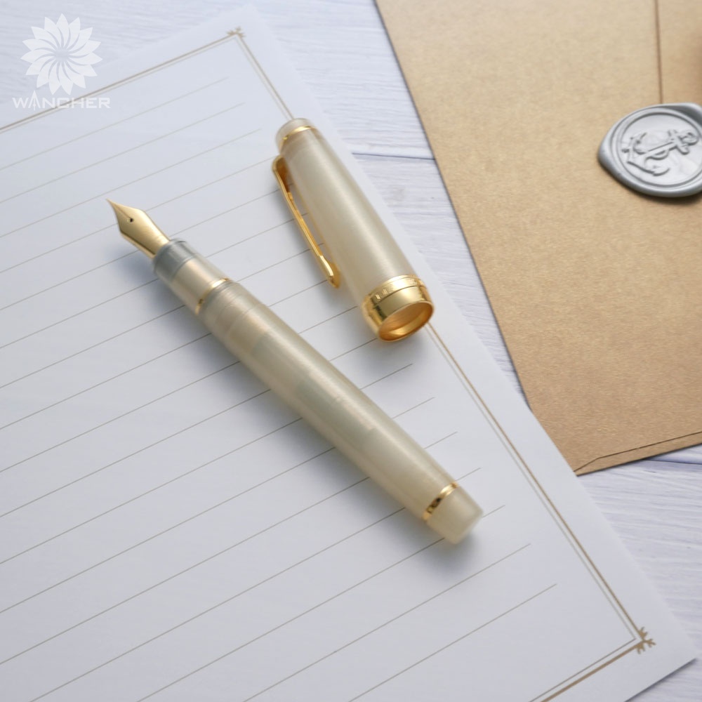 ボディの醸す幻想的なゆらめき。⁠
金鉱を持つ山から流れて来る川に含まれる砂金をイメージした万年筆です。⁠
⁠
jp.wancherpen.com/products/zipan…

⁠
#ジパング #オリジナル万年筆