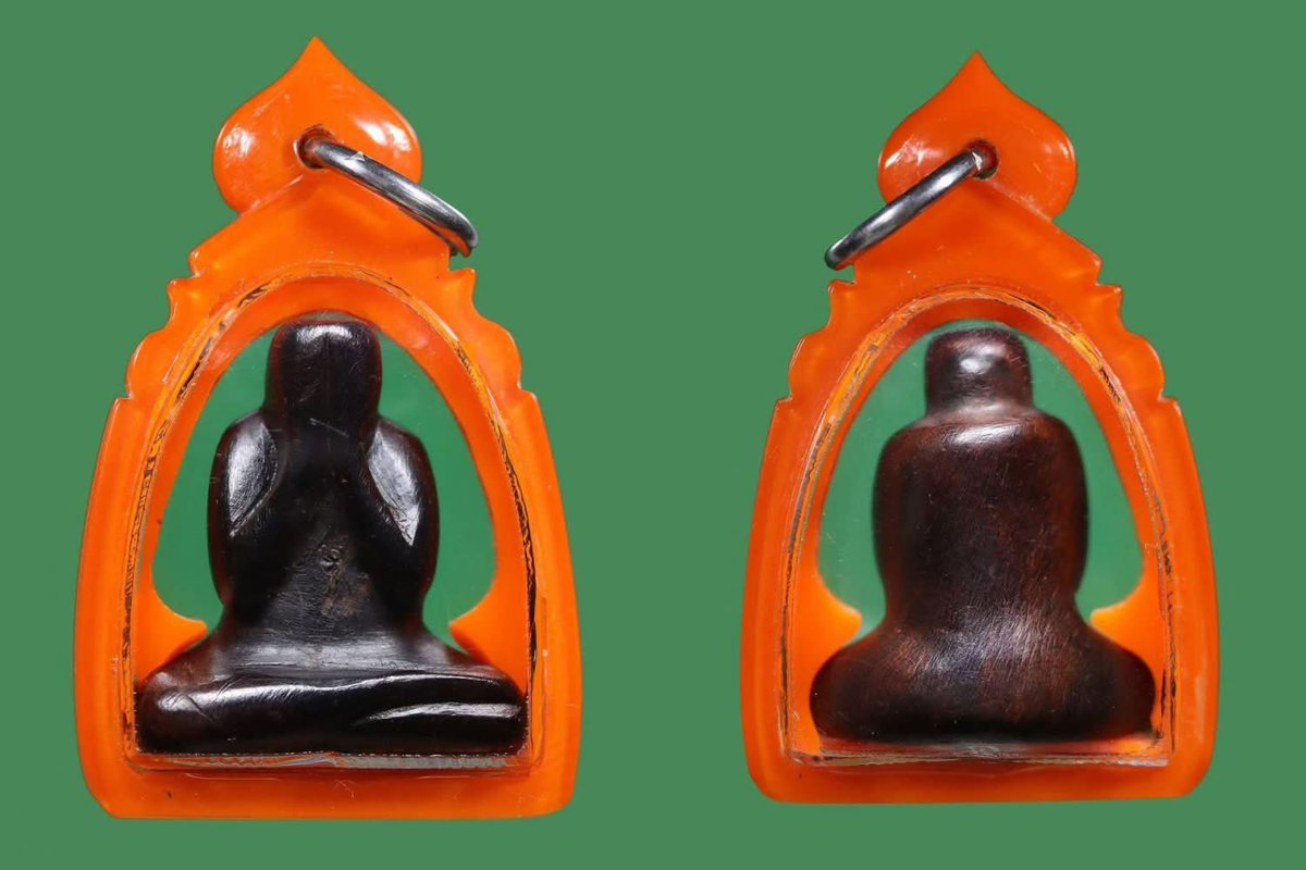 Maxamulet's tweet photo. 不负债大富翁必达佛，龙婆格亮瓦农盖佛寺，佛历2558（2015年）。这尊是紫檀木材质，只制作了82尊而已。 https://t.co/nn4kzycKWd