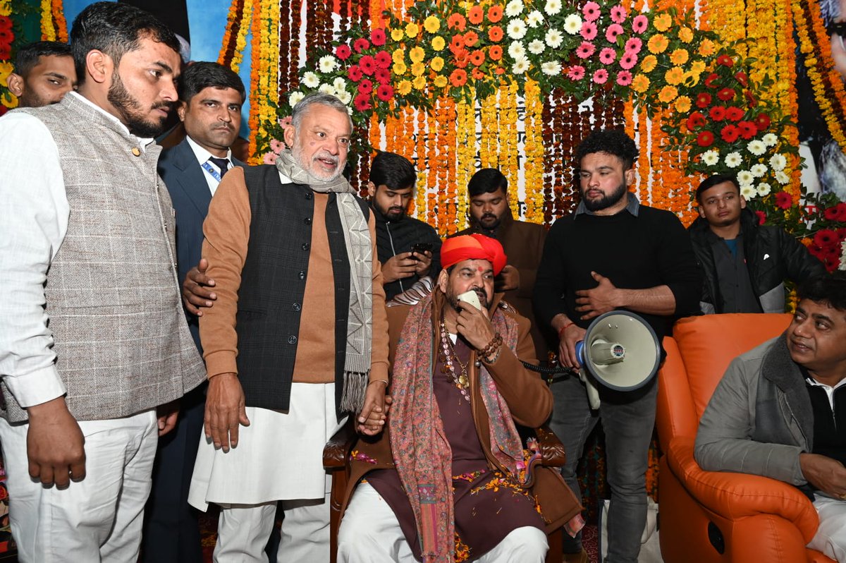 naved366's tweet image. 