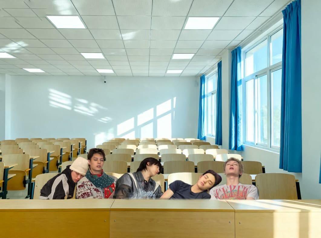 D_214_S2's tweet image. 야 학생들 여기서 자면 안돼