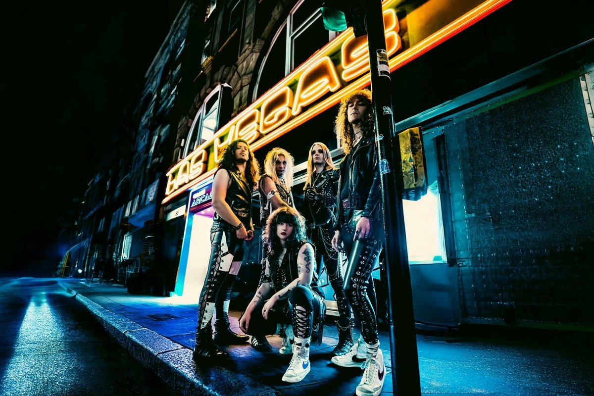 RAM_zine's tweet image. Epic hair. Epic guitar solos. Epic vocals. Epic drums. What more do you need? TAILGUNNER's new single 'Eulogy' is pure festival fuel.
ramzine.co.uk/news/tailgunne…