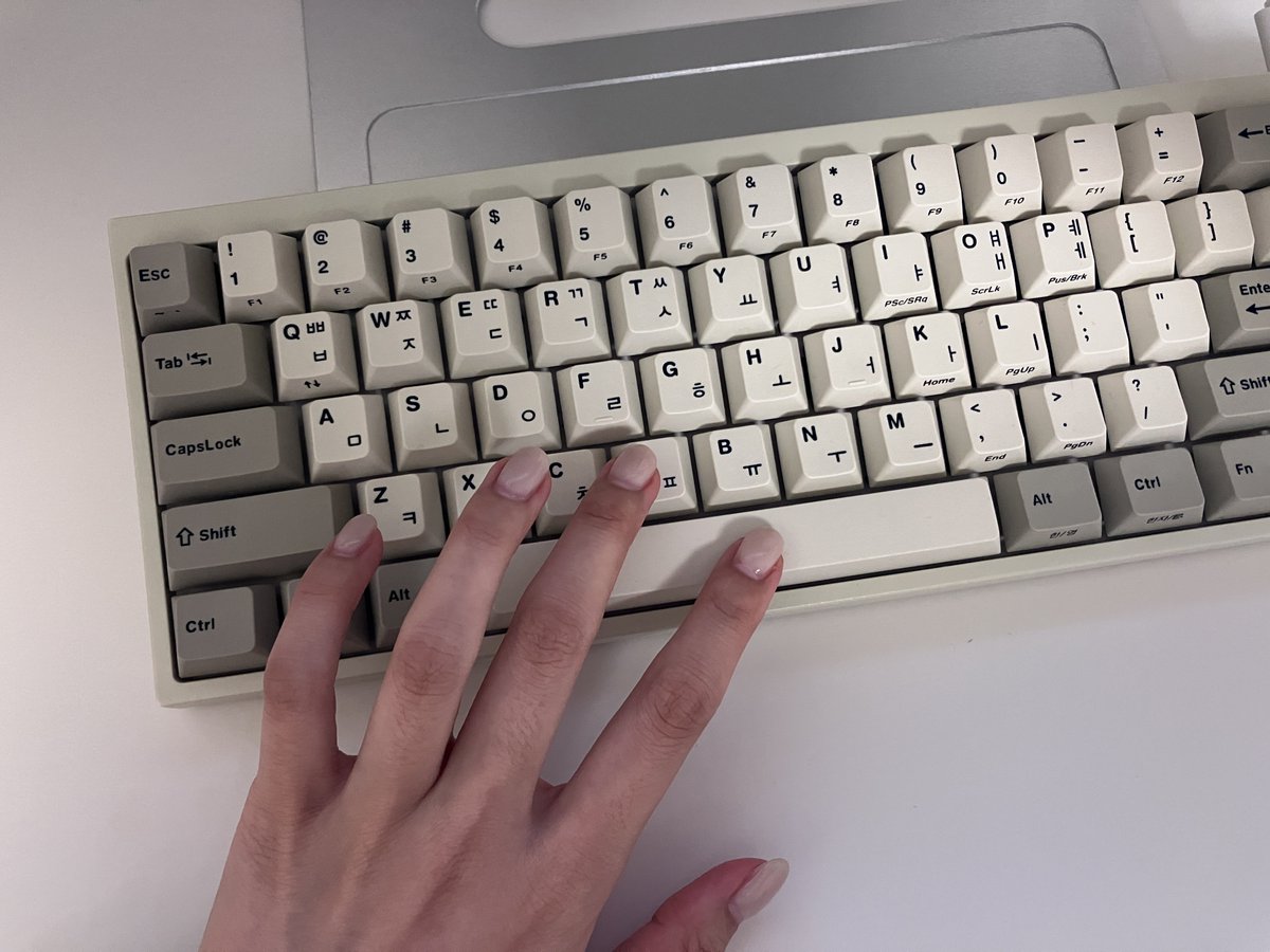 키보드 엄청 오랜만에 꺼내고 보니까 손톱색이랑 똑같 어라 플픽색도 이거네