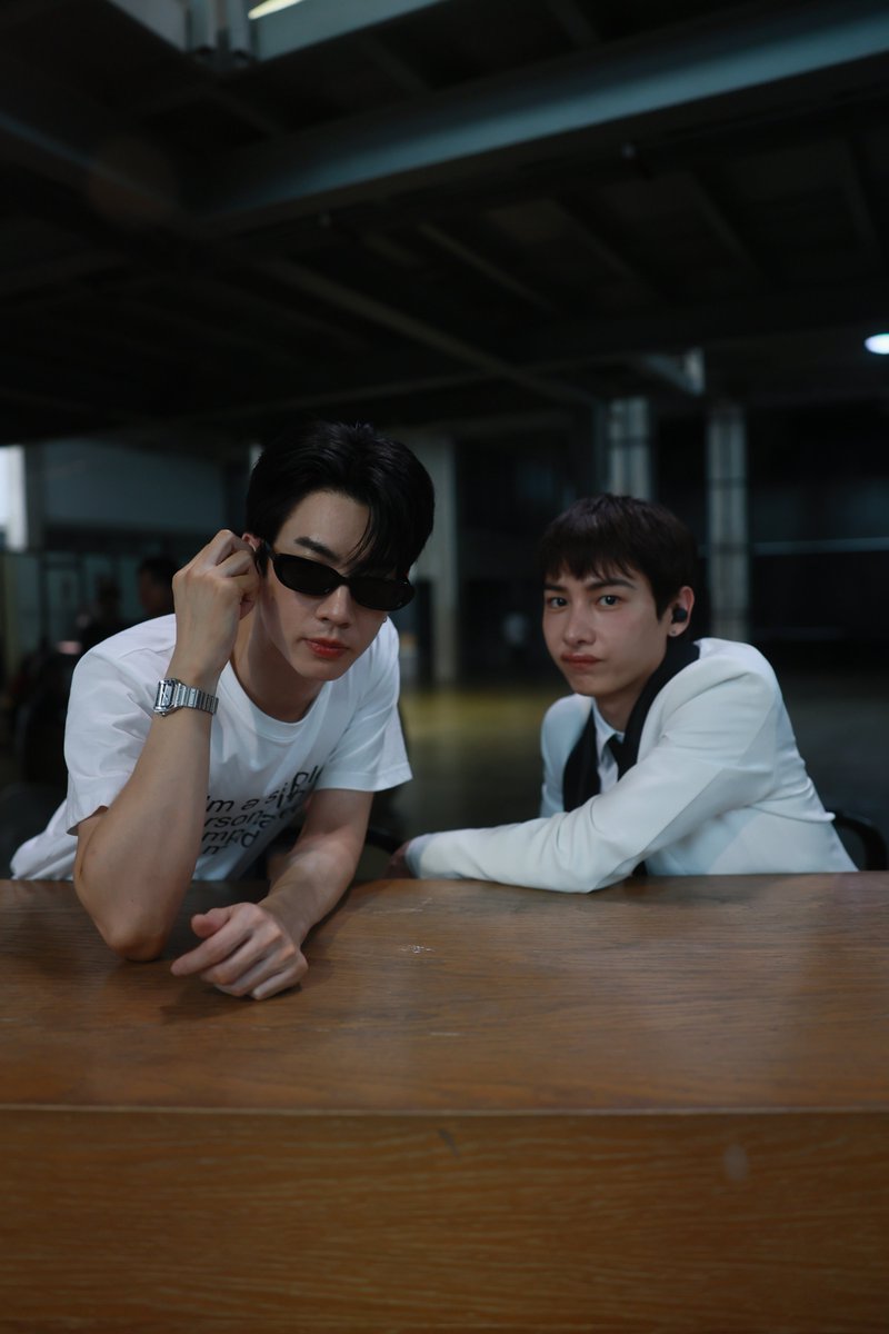 BurnoutSeriesTH's tweet image. เหมือนบอดี้การ์ดก่อมาดูแลคุณหนูน้องจิระมาก😎

#BurnoutSyndromeSeriesEP6
@off_tumcial @AtthaphanP