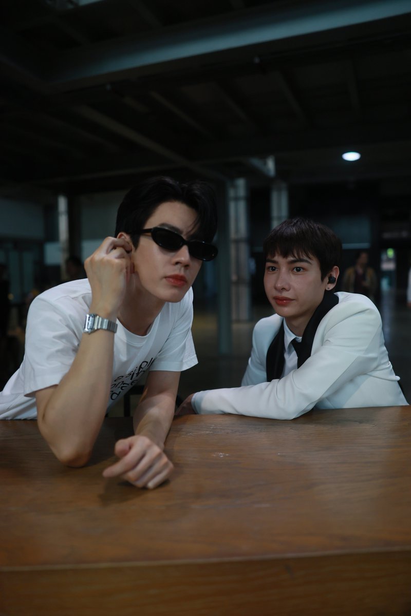 BurnoutSeriesTH's tweet image. เหมือนบอดี้การ์ดก่อมาดูแลคุณหนูน้องจิระมาก😎

#BurnoutSyndromeSeriesEP6
@off_tumcial @AtthaphanP