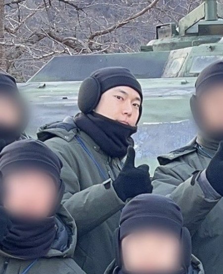 AboutDoyoung21's tweet image. Today marks one month since Doyoung enlisted. Now, we have 516 days left to wait before he returns.

Remember what Doyoung said,
“To everyone waiting for me, I hope you’ll spend this time loving yourself more, dreaming, and sharing your hearts with others.”