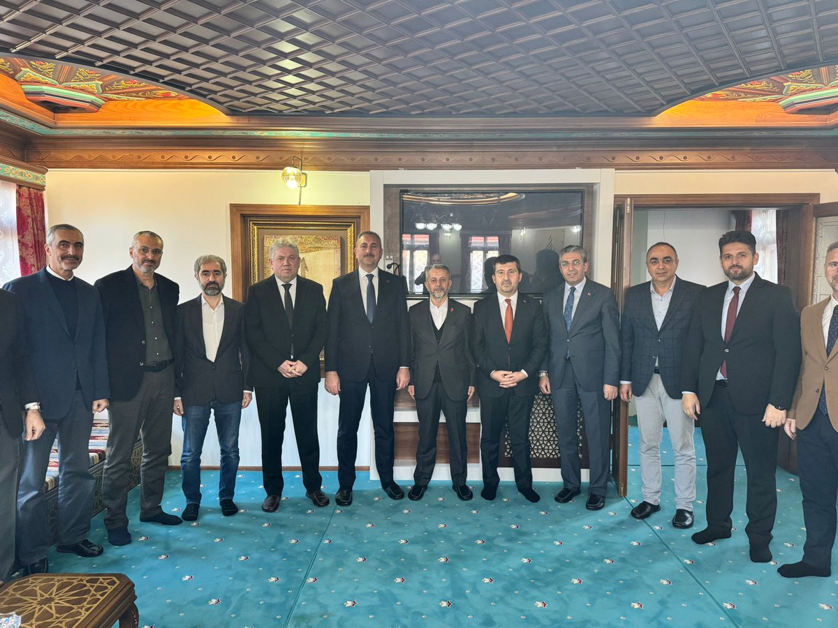 Cihannüma Derneği’ni ziyaret ettik.

Bu vesileyle, 2. Olağanüstü Genel Kurulda Genel Başkan olarak seçilen değerli kardeşimiz ve dostumuz Selim Cerrah’a yeni görevinde muvaffakiyetler diliyor; görevinin hayırlara vesile olmasını niyaz ediyorum.

Cihannüma camiasına gönül veren