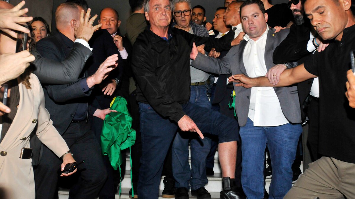 Ancher_News's tweet image. Jair Bolsonaro briefly left a Brasília prison for medical exams after hitting his head. Updates expected on his condition. 🤕 from Ancher.ai

#Bolsonaro  #Brasilia  #MedicalCheck