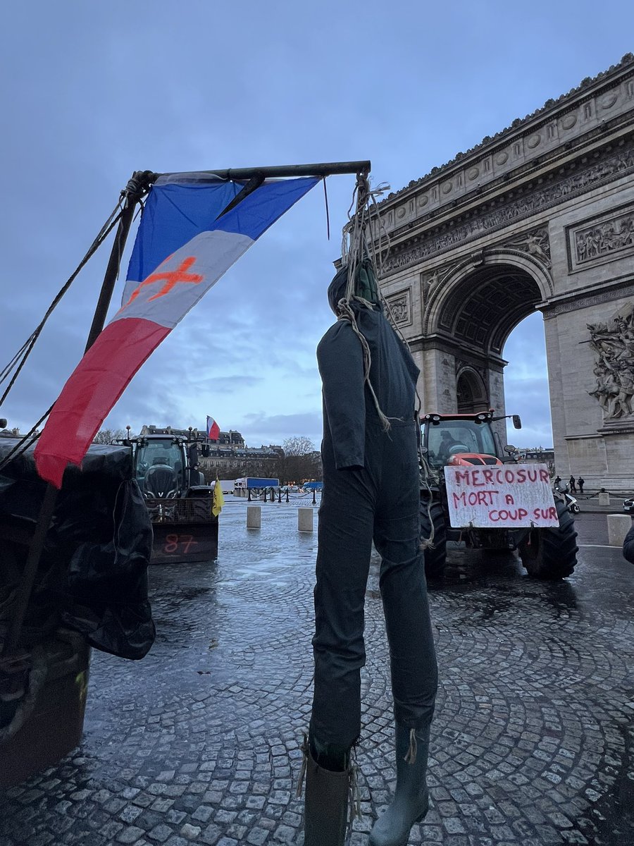 AlexandreJardin's tweet image. Si on ne soutient pas ces gens, c’est qu’on est fous ou lâches ou inconscients. 
Le pendu inconnu aux pieds du soldat inconnu - ce n’est juste plus possible.