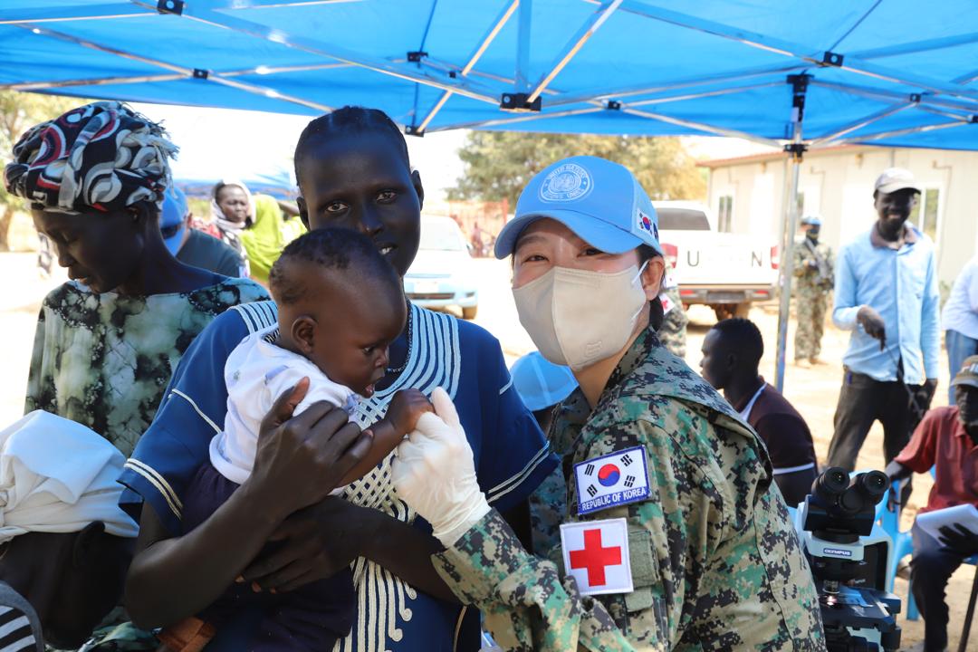 unmissmedia's tweet photo. Responding to persistent shortages of health-related resources, #UNMISS peacekeepers from #SouthKorea 🇰🇷 set up a medical camp in Anyidi, #SouthSudan 🇸🇸, providing more than 70 residents with medications and basic treatment to prevent and/or address diseases. Amongst the beneficiaries of the outreach activity were also eager learners at a local school, now proud owners of crucial educational material.
#A4P