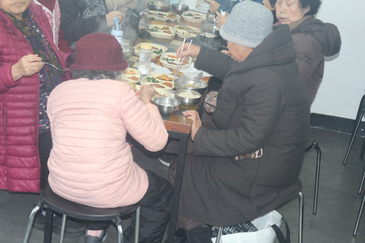 날이춥습니다..지난주말부터 어르신들이 조금 늘어나신거같습니다

날도추운데 말이죠....

오늘은 현미밥.봄동된장국.봉동겉절이.감자전. 연근조림.시금치나물..그리고 곰탕을 함께 나누었습니다

고생하셨습니다.감사합니다.