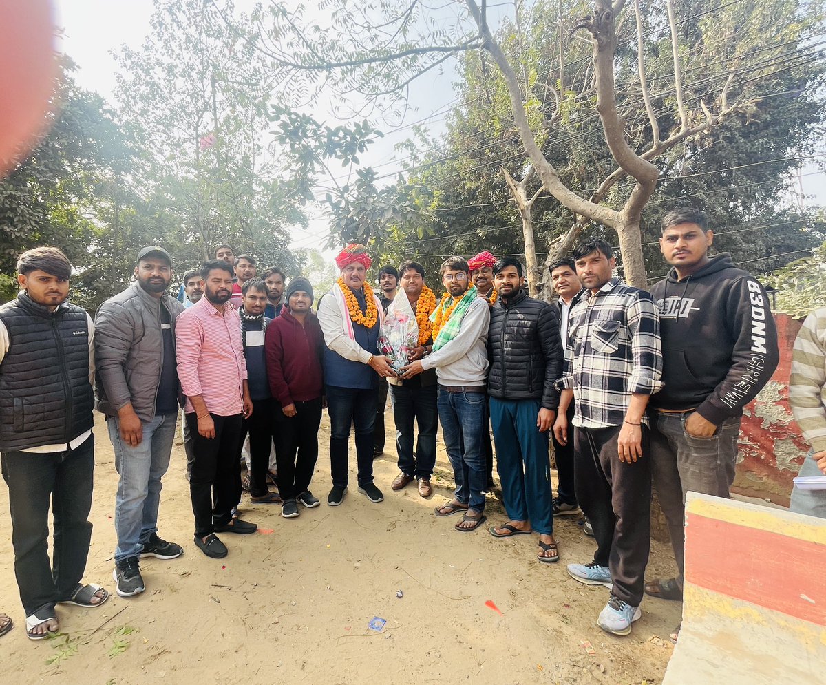 SunilkrMeena231's tweet image. नव वर्ष  पर आज़ स्वेज फ़ार्म में अपने युवा साथियों के  साथ मिलकर अपने   @bhavimeenainc प्रदेश महासचिव RPCC भाईसाहब का  साथियों के साथ गर्मजोशी  से स्वागत किया।, ईश्वर आपको सदैव स्वस्थ रखें ।
#CongressForEnvironment
#facebookpost

Sunil Kr Meena
प्रदेश महासचिव 
पर्यावरण संरक्षण