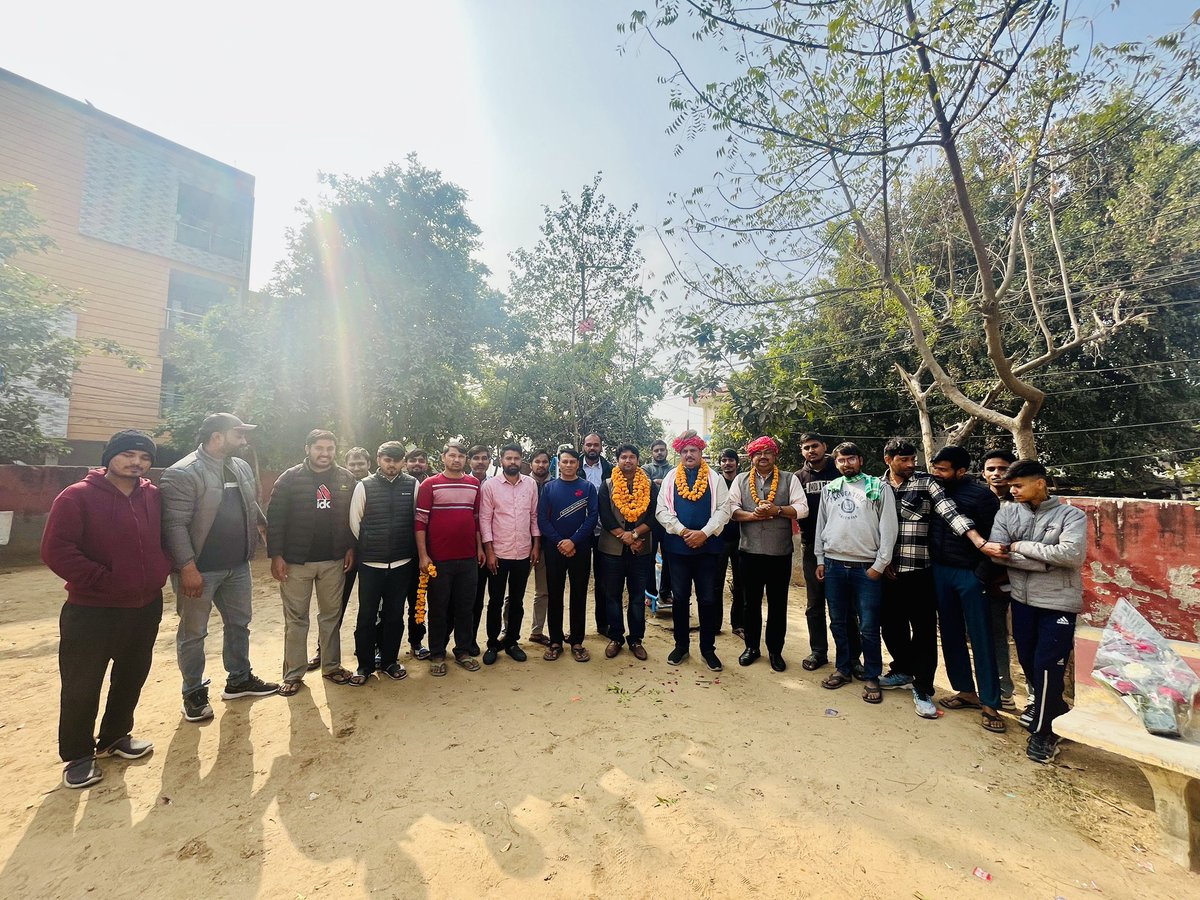 SunilkrMeena231's tweet image. नव वर्ष  पर आज़ स्वेज फ़ार्म में अपने युवा साथियों के  साथ मिलकर अपने   @bhavimeenainc प्रदेश महासचिव RPCC भाईसाहब का  साथियों के साथ गर्मजोशी  से स्वागत किया।, ईश्वर आपको सदैव स्वस्थ रखें ।
#CongressForEnvironment
#facebookpost

Sunil Kr Meena
प्रदेश महासचिव 
पर्यावरण संरक्षण