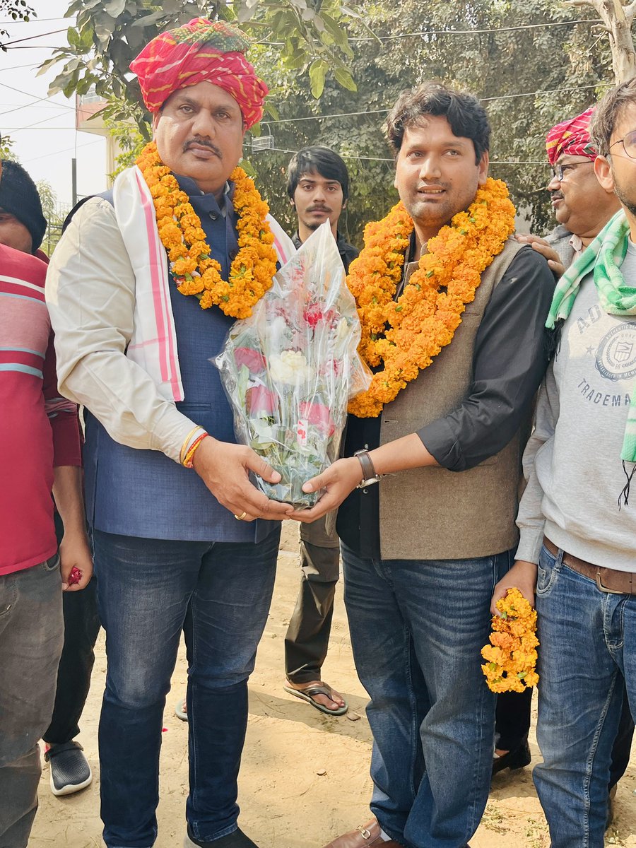 SunilkrMeena231's tweet image. नव वर्ष  पर आज़ स्वेज फ़ार्म में अपने युवा साथियों के  साथ मिलकर अपने   @bhavimeenainc प्रदेश महासचिव RPCC भाईसाहब का  साथियों के साथ गर्मजोशी  से स्वागत किया।, ईश्वर आपको सदैव स्वस्थ रखें ।
#CongressForEnvironment
#facebookpost

Sunil Kr Meena
प्रदेश महासचिव 
पर्यावरण संरक्षण