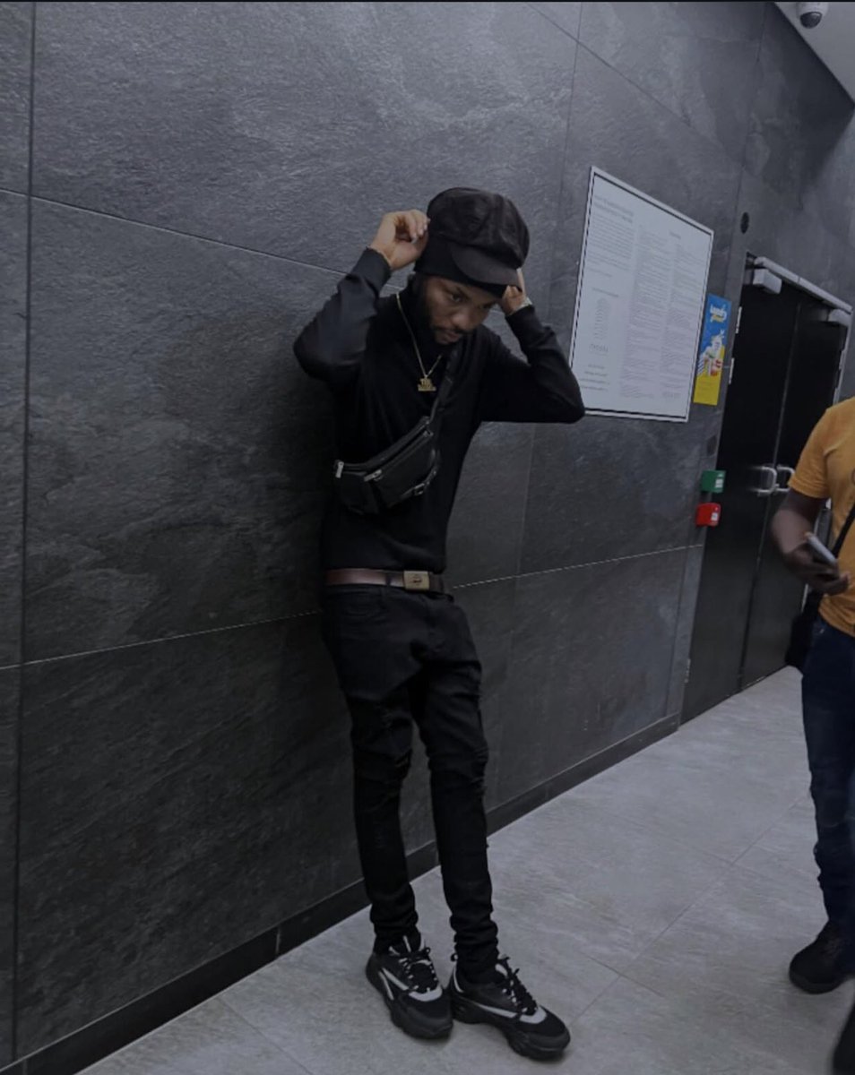 I dey mind my business 😇