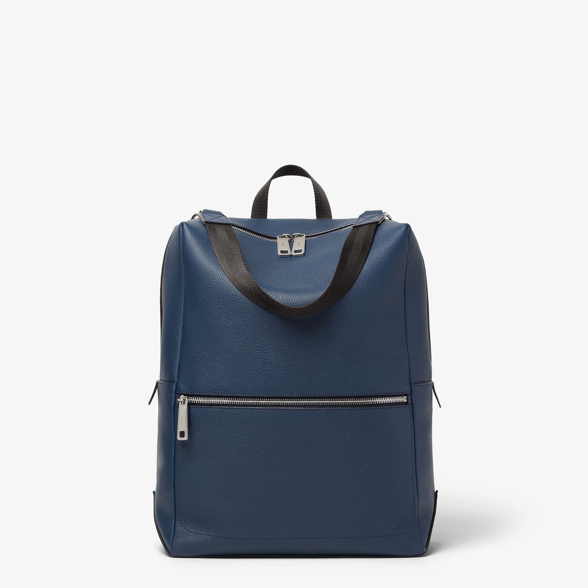 ソフトなデザインが魅力の「フェンディ ルイ バックパック」。ダーク