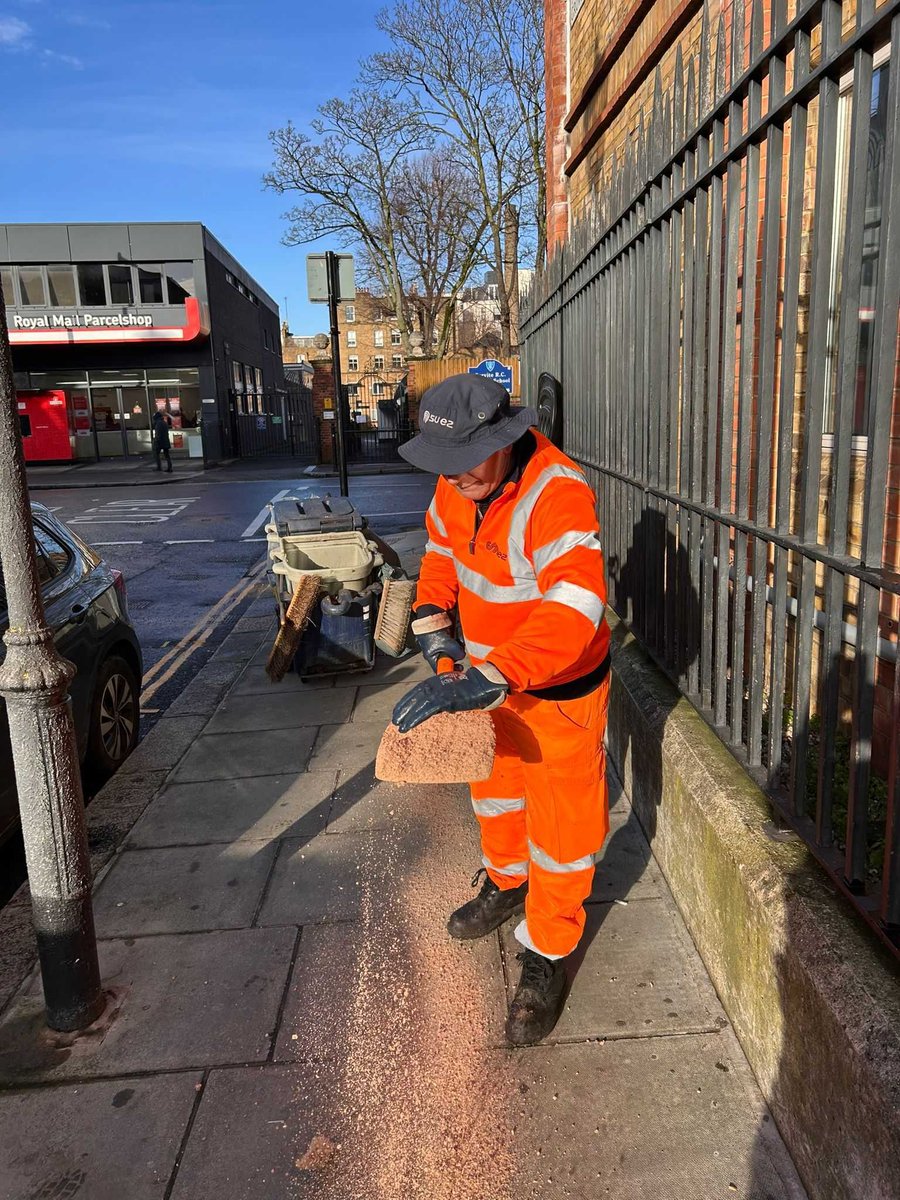 RBKC's tweet image. With cold temperatures continuing, we’ve diverted more of our teams to grit roads and pavements to help keep everyone safe.

You can also help by clearing any ice or snow outside your property.

Stay warm, and don’t forget to check in on your neighbours and friends 🥶❤️