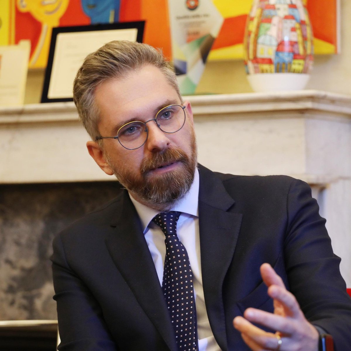 “Oggi le stazioni sono senza un piano nazionale di messa in sicurezza adeguato, il ministro Piantedosi ha promesso uomini, rafforzamenti e presidi. Ma dopo tre anni nulla è ancora stato fatto. La verità è che il governo è vittima della sua stessa propaganda”.
Qualcuno doveva