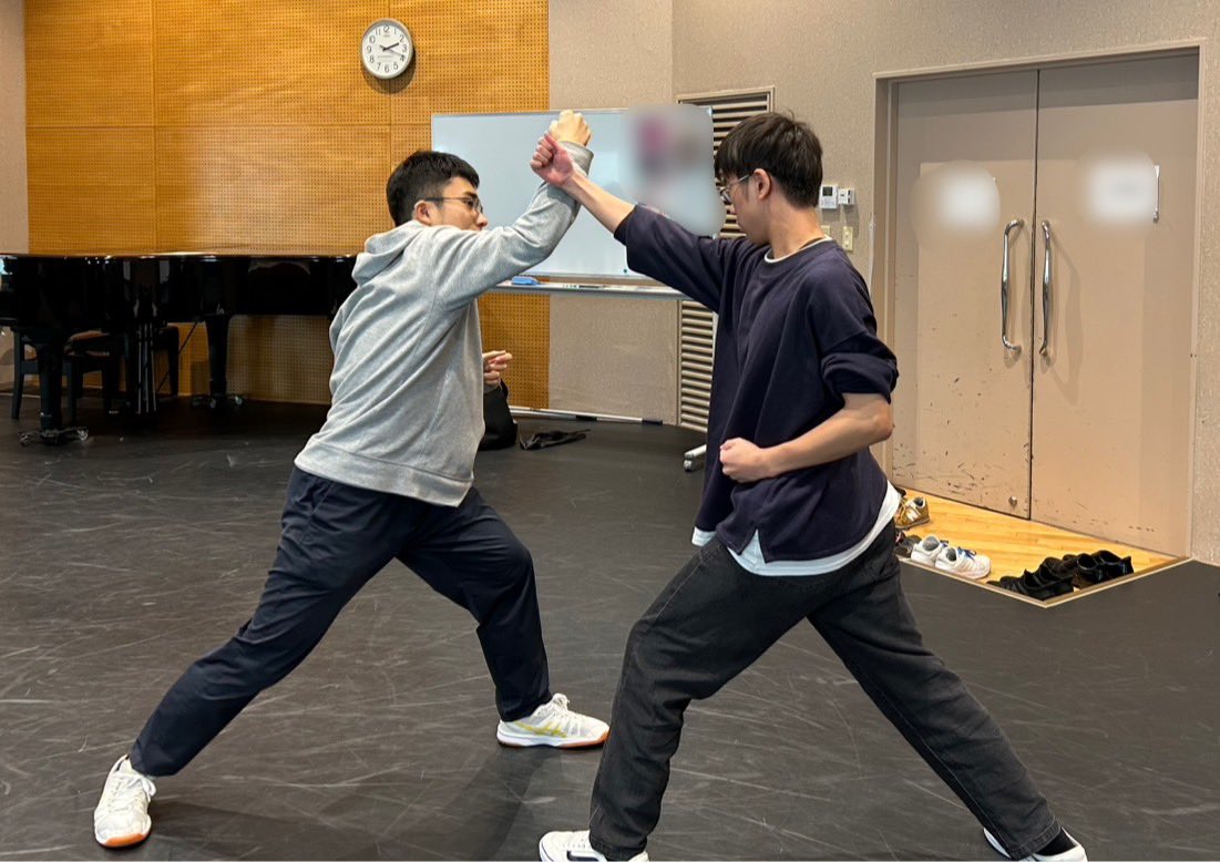 本日、2年生は殺陣の授業でアクションに挑戦しました。
順番が混乱する場面もありましたが、互いに声を掛け合いながら、最後まで真剣に取り組むことができました！

#声アク
#声優アクティングコース
#名古屋芸術大学
