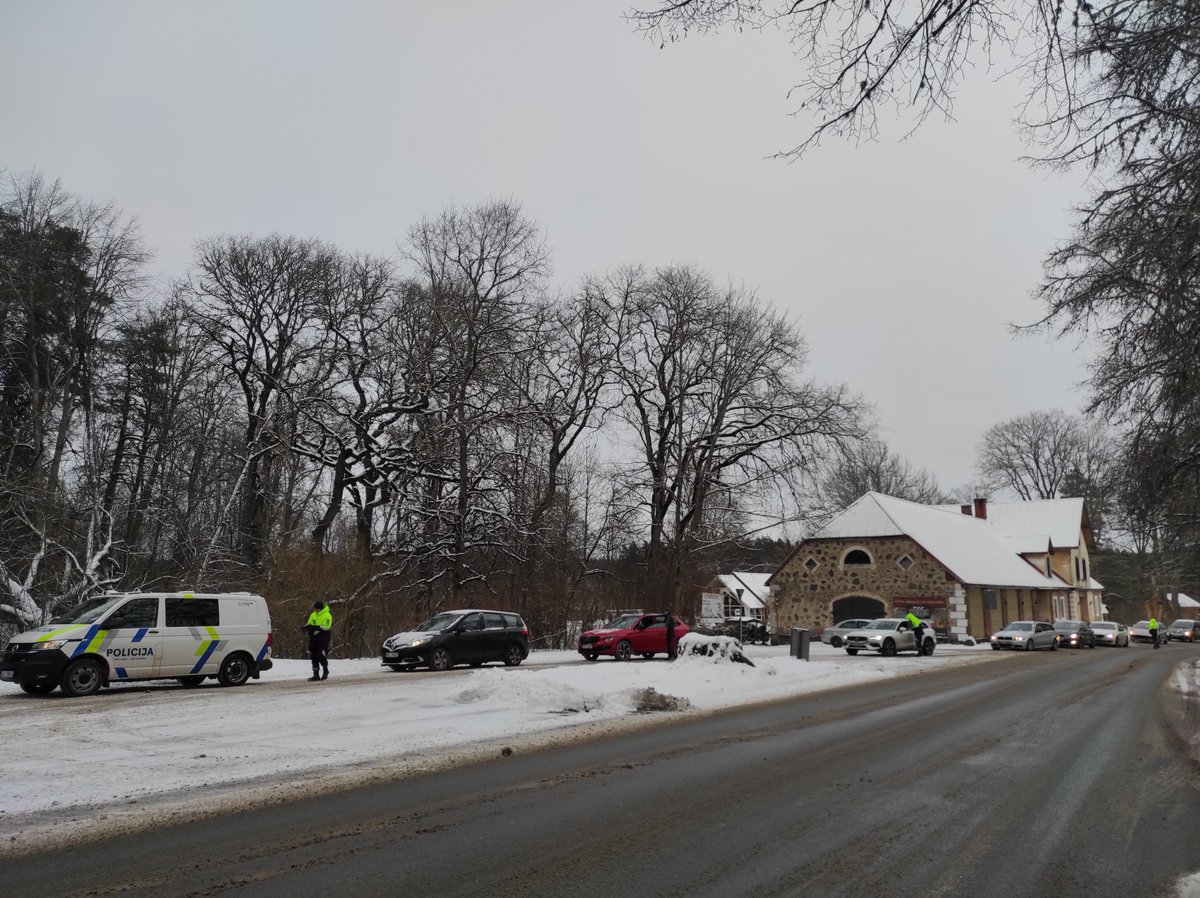 edruva's tweet image. Pieklājīgi šoferi un neviena iereibuša autovadītāja – tāds bija 1. janvāra Valsts policijas trīs stundu reids pa Cēsu novada ceļiem, kurā piedalījās arī “Druva”.
👉Lasi vairāk:👉edruva.lv/sabiedriba/1-j…