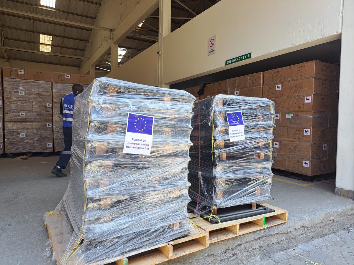 ECHO_CESAfrica's tweet photo. Last month, heavy fighting in eastern DR Congo triggered a massive displacement crisis, with tens of thousands fleeing into neighbouring Burundi. In response, the EU has dispatched 7 trucks carrying over 73 tonnes of lifesaving aid including blankets, mosquito nets, water purification tabs & tarpaulins.
